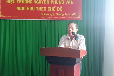 Gặp mặt chia tay thầy Nguyễn Phùng Văn về nghỉ hưu. Thay mặt tập thể nhà trương kính chúc thầy vui vẻ,  vạn sự  thành công.